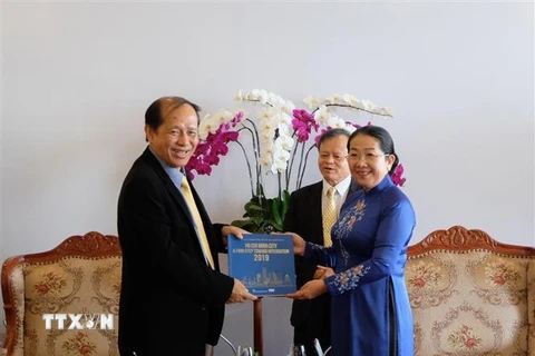 Phó Bí thư Thành ủy Thành phố Hồ Chí Minh Võ Thị Dung trao quà lưu niệm cho ông Cheam Sophal, Phó Trưởng Ban Tuyên huấn Trung ương Đảng Nhân dân Campuchia. (Ảnh: Xuân Khu/TTXVN) 