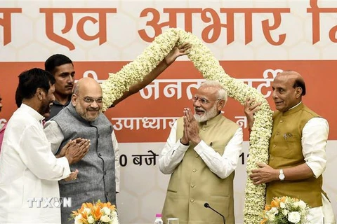 Chủ tịch Đảng Nhân dân Ấn Độ (BJP) Amit Shah (thứ 2, trái) và Thủ tướng Ấn Độ Narendra Modi (thứ 2, phải) tại buổi lễ tri ân sự đóng góp của các thành viên trong cuộc tổng tuyển cử của Ấn Độ tại New Delhi ngày 21/5/2019. (Nguồn: AFP/TTXVN) 