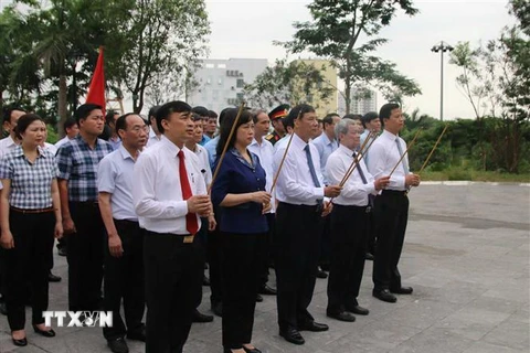 Các đại biểu thành kính dâng hương trước tượng đài đồng chí Hoàng Quốc Việt. (Ảnh: Thanh Thương/TTXVN) 