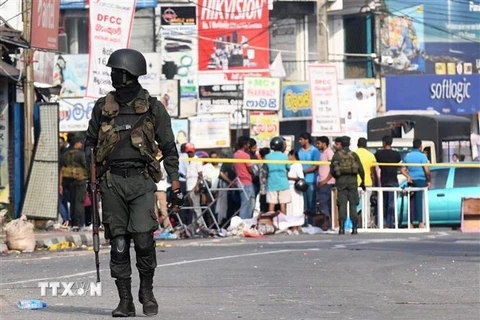 Lực lượng an ninh Sri Lanka gác gần một cửa hàng bị đập phá trong vụ đụng độ nhằm vào người Hồi giáo ở Minuwangoda ngày 14/5. (Nguồn: AFP/TTXVN) 