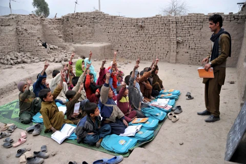 Học sinh Afghanistan học tại một lớp học mở ở ngoại ô Jalalabad. (Nguồn: AFP/Getty Images) 