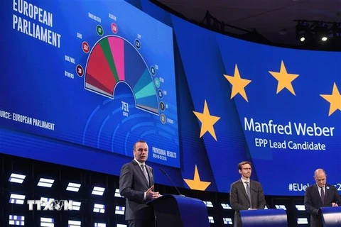 Ứng viên của Đảng Nhân dân Châu Âu (EPP) Manfred Weber (trái) phát biểu sau khi kết quả bầu cử sơ bộ Nghị viện châu Âu được công bố tại Brussels, Bỉ tối 26/5/2019. (Nguồn: AFP/TTXVN) 