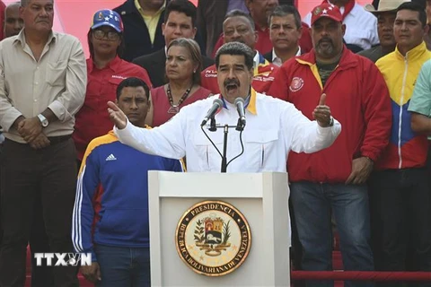 Tổng thống Venezuela Nicolas Maduro (phía trước) phát biểu tại Caracas ngày 20/5/2019. (Nguồn: AFP/TTXVN) 