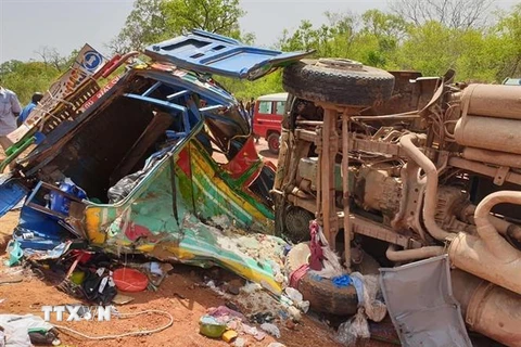 Hiện trường vụ tai nạn giao thông trên quốc lộ 6 nối tỉnh Kassela và Zantiguila, Mali, ngày 28/5/2019. (Nguồn: Maliactu/TTXVN)