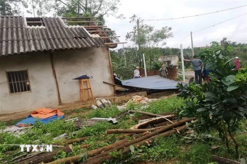 Mưa lốc khiến nhiều ngôi nhà tại thành phố Yên Bái, tỉnh Yên Bái bị tốc mái. (Nguồn: TTXVN) 