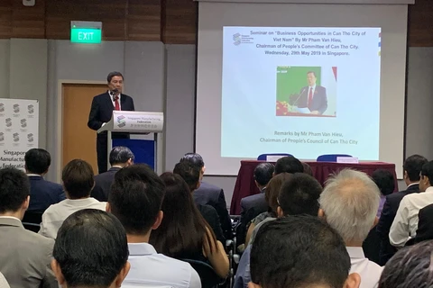Chủ tịch Hội đồng Nhân dân Thành phố Cần Thơ, ông Phạm Văn Hiểu phát biểu tại hội nghị xúc tiến kêu gọi đầu tư vào Cần Thơ, ngày 29/5, tại Singapore. (Nguồn: Vietnam+) 