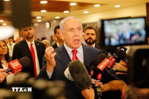 Thủ tướng Israel Benjamin Netanyahu (giữa) trả lời phỏng vấn tại văn phòng Quốc hội ở Jerusalem ngày 29/5/2019. (Nguồn: THX/TTXVN) 