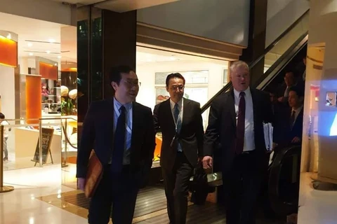 Ông Lee Do-hoon (trái), Trưởng đoàn đàm phán hạt nhân của Hàn Quốc; Đặc phái viên Mỹ về Triều Tiên Stephen Biegun (phải); và Kenji Kanasugi, Vụ trưởng Vụ châu Á- Đại dương thuộc Bộ Ngoại giao Nhật Bản, đến một nhà hàng tại khách sạn Shangri-La ở Singapore