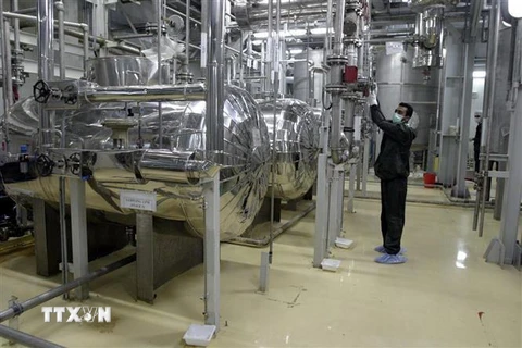 Kỹ thuật viên Iran làm việc tại nhà máy làm giàu urani ở Isfahan, tháng 11/2004. (Nguồn: AFP/TTXVN) 