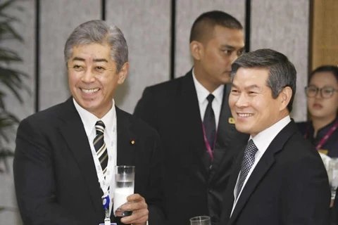 Bộ trưởng Quốc phòng Nhật Bản Takeshi Iwaya (trái) và Bộ trưởng Quốc phòng Hàn Quốc Jeong Kyeong-doo. (Nguồn: Kyodo) 