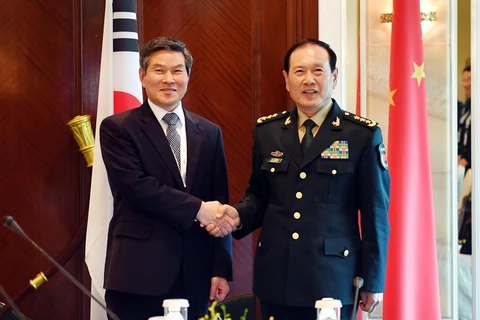 Bộ trưởng Quốc phòng Hàn Quốc Jeong Kyeong-doo (trái) và người đồng cấp Trung Quốc Ngụy Phượng Hòa. (Nguồn: Yonhap) 