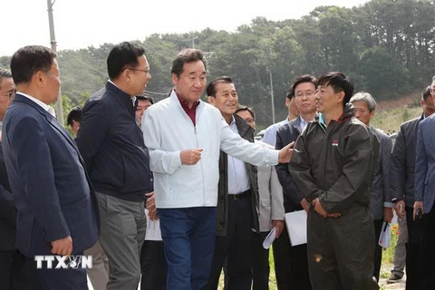 Thủ tướng Hàn Quốc Lee Nak-yon thăm trang trại chăn nuôi lợn ở Ganghwa, Incheon, ngày 1/6/2019. (Nguồn: Yonhap/ TTXVN) 