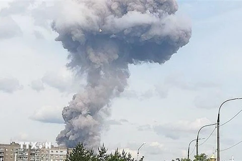 Khói bốc lên từ hiện trường vụ nổ nhà máy sản xuất thuốc nổ Kristall tại Dzerzhinsk, Nga, ngày 1/6/2019. (Nguồn: Sputnik/TTXVN) 