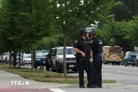 Cảnh sát Mỹ phong tỏa khu vực xảy ra vụ xả súng đẫm máu tại tòa nhà chính quyền thành phố Virginia Beach, bang Virginia ngày 31/5/2019. (Nguồn: AP/TTXVN) 