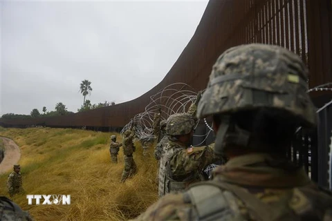 Binh sỹ Mỹ được triển khai tại khu vực Brownsville, Texas, biên giới với Mexico, ngày 13/11/2018. (Nguồn: AFP/TTXVN) 