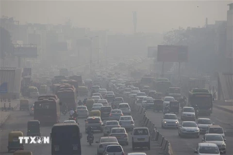 Khói mù ô nhiễm bao phủ dày đặc tại New Delhi, Ấn Độ. (Nguồn: AFP/TTXVN) 
