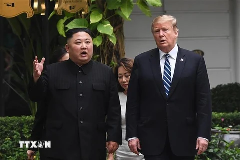 Tổng thống Mỹ Donald Trump (phải) và nhà lãnh đạo Triều Tiên Kim Jong Un (trái) tại cuộc gặp ở Hà Nội ngày 28/2/2019. (Nguồn: AFP/TTXVN) 