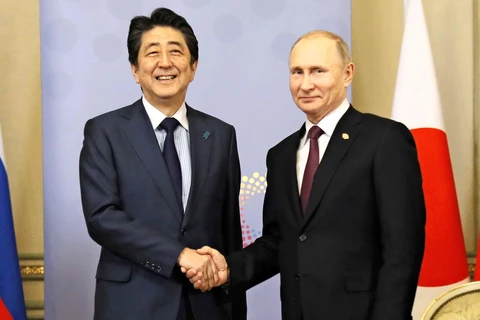Tổng thống Nga Vladimir Putin (phải) và Thủ tướng Nhật Bản Shinzo Abe. (Nguồn: Kyodo) 