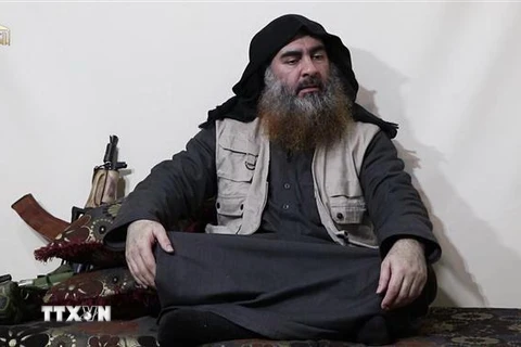 Mạng lưới truyền thông al-Furqan đăng hình ảnh thủ lĩnh IS Abu Bakr al-Baghdadi tại một địa điểm không xác định. (Nguồn: AFP/TTXVN) 