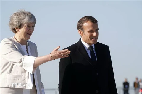 Thủ tướng Anh Theresa May (trái) và Tổng thống Pháp Emmanuel Macron tới tham dự Lễ kỷ niệm 75 năm Ngày quân Đồng minh bắt đầu chiến dịch đổ bộ lên bãi biển Normandy ở Normandy, Pháp ngày 6/6/2019. (Nguồn: AFP/TTXVN) 