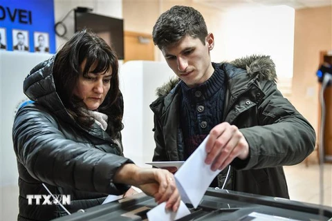 Cử tri Moldova bỏ phiếu bầu Quốc hội tại điểm bầu cử ở Chisinau ngày 24/2/2019. (Nguồn: AFP/TTXVN) 