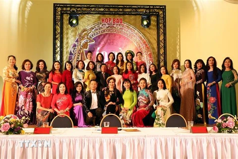 Ban Tổ chức vinh danh các phụ nữ đã có nhiều đóng góp cho hoạt động trong cộng đồng người Việt tại châu Âu. (Ảnh: Phạm Thắng/TTXVN) 