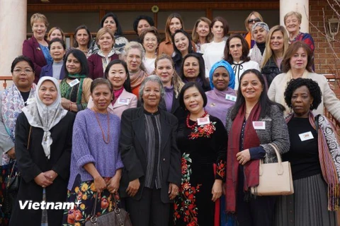 Phu nhân đại sứ các nước tại buổi gặp gỡ Sự kiện Việt Nam lần thứ 2 tại Thủ đô Canberra, Australia. (Ảnh: Nguyễn Minh/TTXVN) 