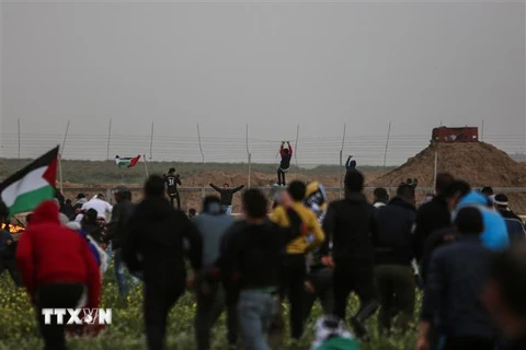 Quang cảnh cuộc đụng độ giữa người biểu tình Palestine và binh sỹ Israel tại khu vực biên giới Dải Gaza-Israel, ngày 15/2/2019. (Nguồn: THX/TTXVN) 