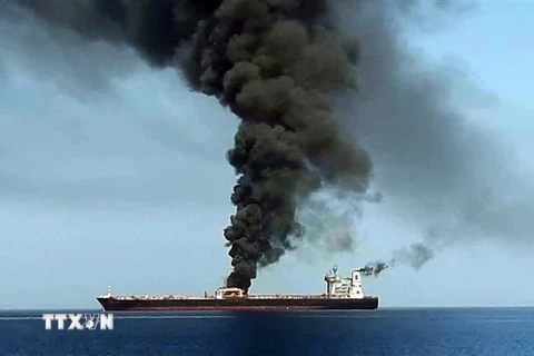 Khói bốc ngùn ngụt từ một tàu chở dầu sau sự cố được cho là một vụ tấn công từ bên ngoài ở ngoài khơi bờ biển Oman ngày 13/6/2019. (Nguồn: AFP/TTXVN) 