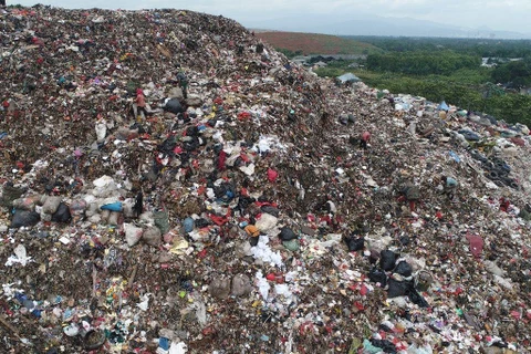 Trước Indonesia, quốc gia láng giềng Malaysia hồi tháng trước tuyên bố sẽ trả lại hàng trăm tấn rác thải nhựa được chuyển vào nước này. (Nguồn: AFP) 