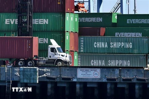 Các container hàng hóa của Trung Quốc chờ bốc dỡ tại cảng Long Beach ở Los Angeles, California, Mỹ. (Nguồn: AFP/TTXVN) 