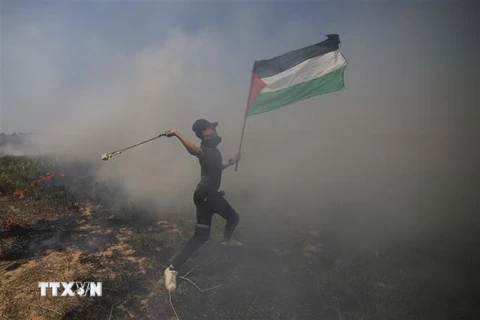 Người biểu tình Palestine trong cuộc xung đột với binh sỹIsrael ở thành phố Khan Younis, khu vực biên giới với Israel ở Dải Gaza ngày 15/5/2019. (Nguồn: THX/TTXVN) 