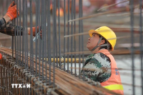 Công nhân làm việc tại một công trường xây dựng ở tỉnh Quý Châu, Trung Quốc. (Nguồn: THX/TTXVN) 