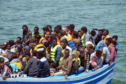 Tàu chở người di cư. (Nguồn: AFP/TTXVN) 