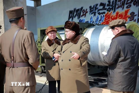 Nhà lãnh đạo Triều Tiên Kim Jong-un thị sát một vụ thử động cơ tên lửa sử dụng nhiên liệu rắn công suất lớn trên mặt đất tại một địa điểm không xác định tháng 3/2016. (Nguồn: AFP/TTXVN) 