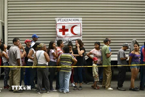 Người dân chờ nhận hàng viện trợ tại Caracas, Venezuela, ngày 16/4/2019. (Nguồn: AFP/TTXVN) 