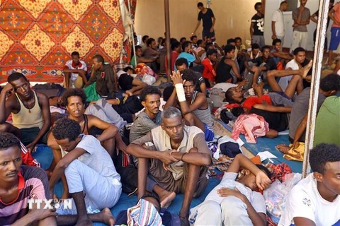Người tị nạn tại khu lều tạm Ganzour sau khi phải rời bỏ nhà cửa tránh xung đột tại Tripoli, Libya, ngày 5/9/2018. (Nguồn: AFP/TTXVN) 