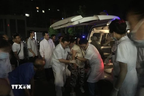Chuyển nạn nhân bị thương trong trận động đất tại Nghi Tân, tỉnh Tứ Xuyên, Trung Quốc, ngày 18/6/2019. (Nguồn: THX/ TTXVN) 