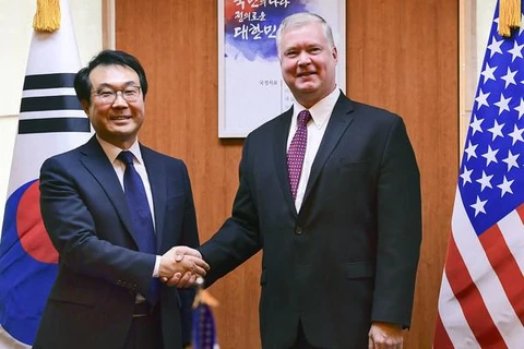 Đại diện đặc biệt của Mỹ về các vấn đề Triều Tiên Stephen Biegun và người đồng cấp Hàn Quốc Lee Do-hoon. (Nguồn: Getty Images) 