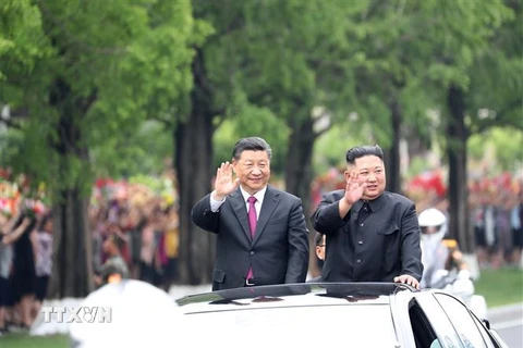 Chủ tịch Trung Quốc Tập Cận Bình (trái) và nhà lãnh đạo Triều Tiên Kim Jong-un (phải). (Nguồn: THX/TTXVN) 