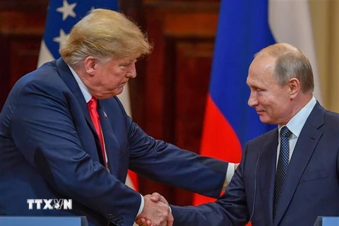 Tổng thống Nga Vladimir Putin (phải) và Tổng thống Mỹ Donald Trump tại cuộc gặp thượng đỉnh ở Helsinki, Phần Lan, ngày 16/7/2018. (Nguồn: AFP/TTXVN) 