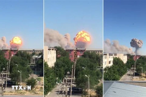 Khói bốc lên sau vụ nổ kho đạn ở thành phố Arys, thị trấn Turkestan, Kazakhstan ngày 24/6/2019. (Nguồn: AKIPRESS/ TTXVN) 