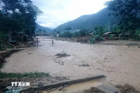 Nước lũ dâng cao có nguy cơ gây sạt lở tại nhiều điểm tại huyện Mường Tè. (Ảnh: Việt Hoàng/TTXVN) 