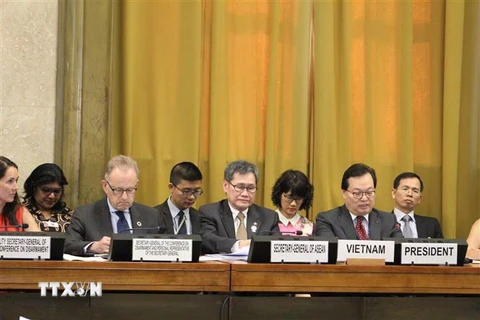 Đại sứ, Trưởng Phái đoàn Việt Nam tại Geneva Dương Chí Dũng (hàng đầu, đầu tiên bên phải); Tổng Thư ký ASEAN Lim Jock Hoi (hàng đầu, thứ hai từ phải sang); Tổng Giám đốc Văn phòng Liên hợp quốc tại Geneva kiêm Tổng Thư ký CD Michael Moller (hàng đầu, thứ 