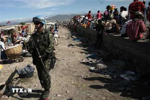 Binh sỹ thuộc Lực lượng gìn giữ hòa bình Liên hợp quốc tuần tra tại Cite Soleil, ngoại ô Port-au-Prince, Haiti. (Nguồn: AFP/ TTXVN) 