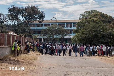 Những người ủng hộ phe đối lập tập trung bên ngoài tòa án tối cao ở Lilongwe ngày 26/6/2019, khi diễn ra phiên xét xử về kháng cáo gian lận bầu cử Tổng thống. (Nguồn: AFP/TTXVN) 