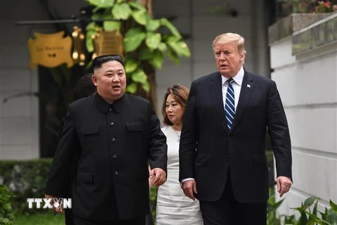 Tổng thống Mỹ Donald Trump (phải) và nhà lãnh đạo Triều Tiên Kim Jong-un (trái) tại cuộc gặp ở Hà Nội ngày 28/2/2019. (Nguồn: AFP/TTXVN) 