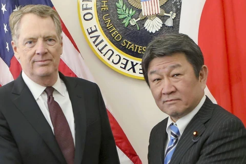 Đại diện thương mại Mỹ Robert Lighthizer (trái) và Bộ trưởng Kinh tế Nhật Bản Toshimitsu Motegi. (Nguồn: Kyodo) 