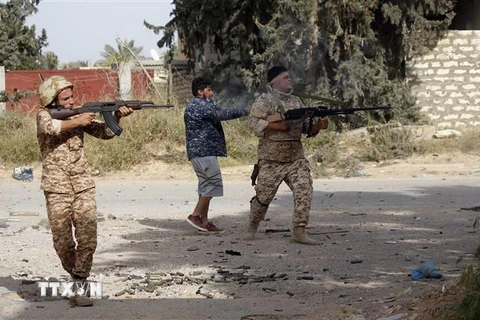 Các tay súng thuộc Lực lượng Quân đội quốc gia Libya (LNA) do Tướng Khalifa Haftar đứng đầu. (Nguồn: THX/TTXVN) 