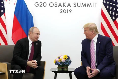 Tổng thống Nga Vladimir Putin (trái) và Tổng thống Mỹ Donald Trump trong cuộc gặp bên lề Hội nghị thượng đỉnh G20 tại Osaka, Nhật Bản, ngày 28/6/2019. (Nguồn: AFP/TTXVN) 